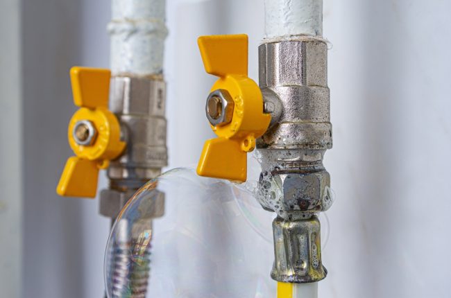 Inflating,Bubbles,Of,Soap,Mixture,Applied,To,The,Threaded,Joint Inflating,Bubbles,Of,Soap,Mixture,Applied,To,The,Threaded,Joint