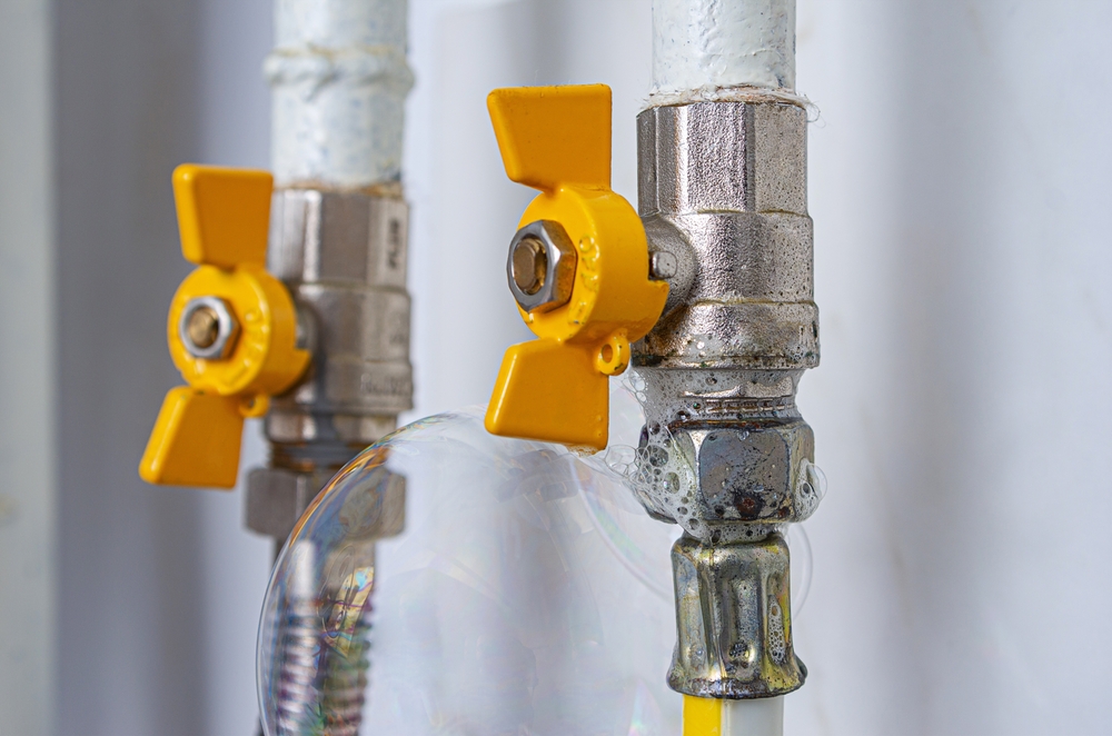 Inflating,Bubbles,Of,Soap,Mixture,Applied,To,The,Threaded,Joint Inflating,Bubbles,Of,Soap,Mixture,Applied,To,The,Threaded,Joint